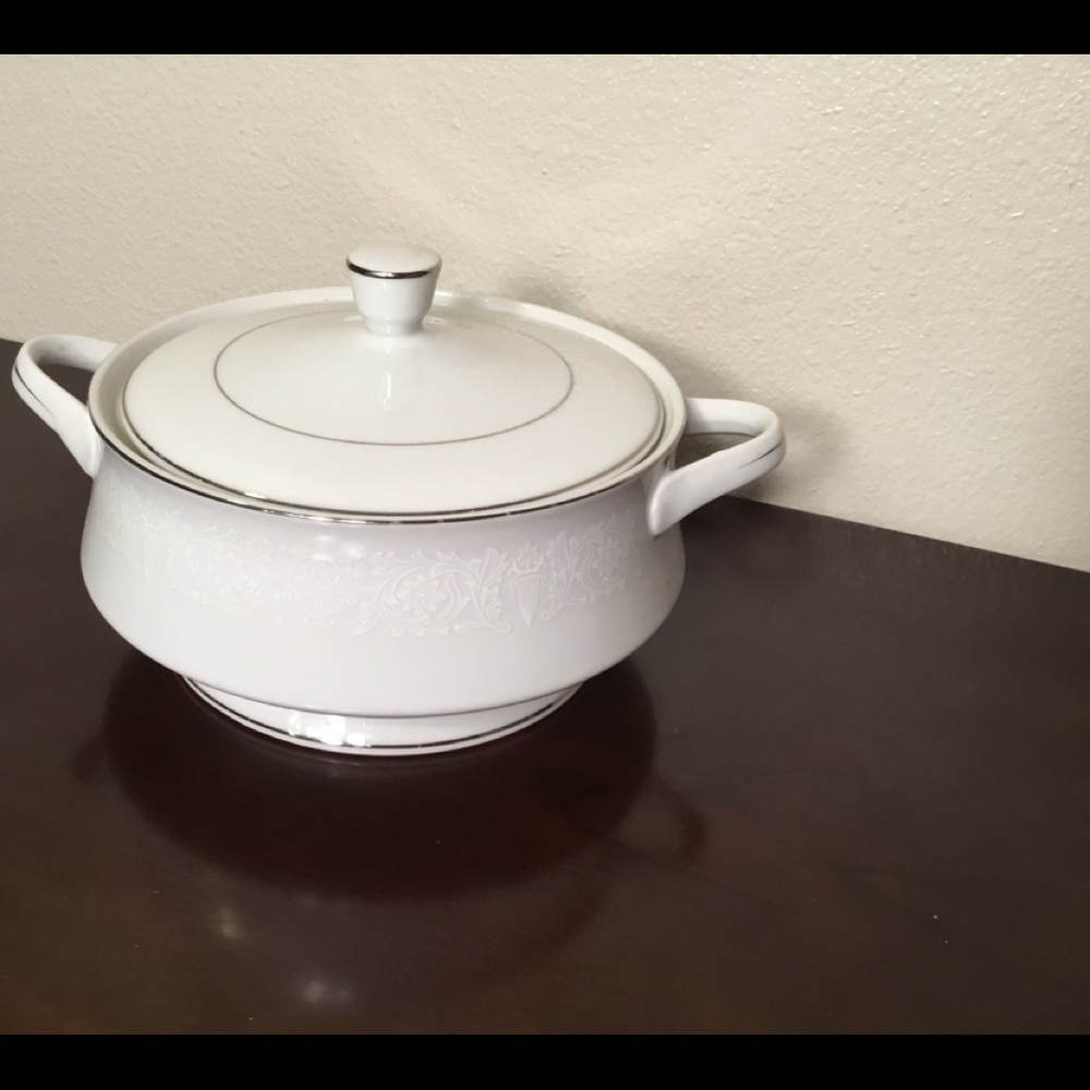 CROWN VICTORIA LOVE LACE COVERED ‎ TAUREEN SOUP BOWL